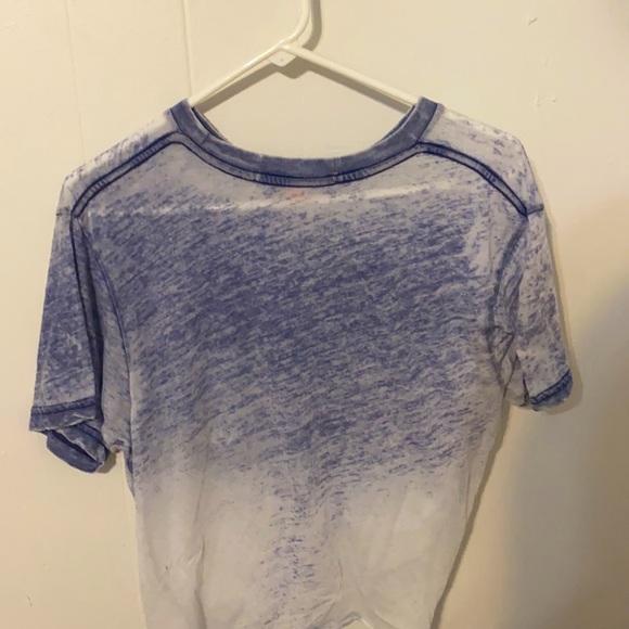 Blue and white faded tee-shirt, with a design - Picture 3 of 3